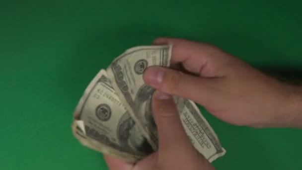 달러. 미국 돈은 녹색 배경에 클로즈업되어 있습니다. 100 달러 지폐입니다. 100 달러 지폐. — 비디오