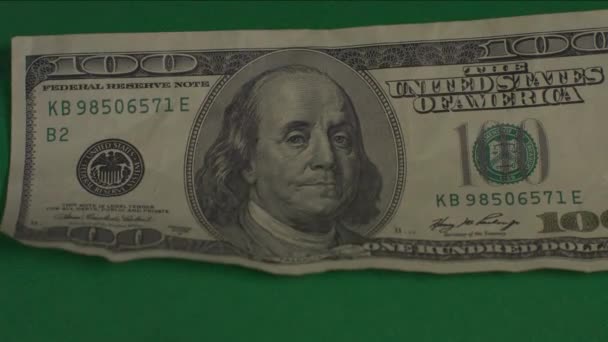 Долларов. Американские деньги крупным планом на зеленом фоне хромаки. 100 долларов купюр. Сто долларов. . — стоковое видео
