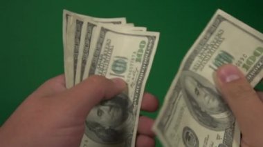 Dolar. Amerikan parası, yeşil arka plandaki hromakey 'e yakın plan. 100 dolarlık banknotlar. Yüz dolarlık banknotlar.