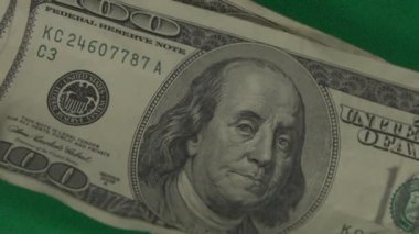 Dolar. Amerikan parası, yeşil arka plandaki hromakey 'e yakın plan. 100 dolarlık banknotlar. Yüz dolarlık banknotlar.