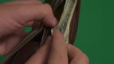 Dolar. Amerikan parası, yeşil arka plandaki hromakey 'e yakın plan. 100 dolarlık banknotlar. Yüz dolarlık banknotlar.