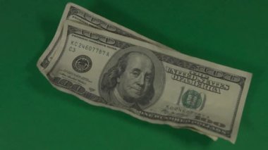 Dolar. Amerikan parası, yeşil arka plandaki hromakey 'e yakın plan. 100 dolarlık banknotlar. 4 bin. UHD. Yüz dolarlık banknotlar.