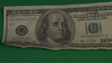 Dolar. Amerikan parası, yeşil arka plandaki hromakey 'e yakın plan. 100 dolarlık banknotlar. 4 bin. UHD. Yüz dolarlık banknotlar.