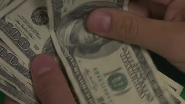 Dólares. Dinero americano de cerca sobre un fondo verde hromakey. Billetes de 100 dólares. Billetes de cien dólares . — Vídeo de stock