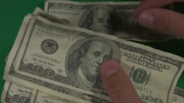 Dollars. Amerikanisches Geld in Großaufnahme auf grünem Hintergrund. 100-Dollar-Scheine. Hundert-Dollar-Scheine. — Stockvideo