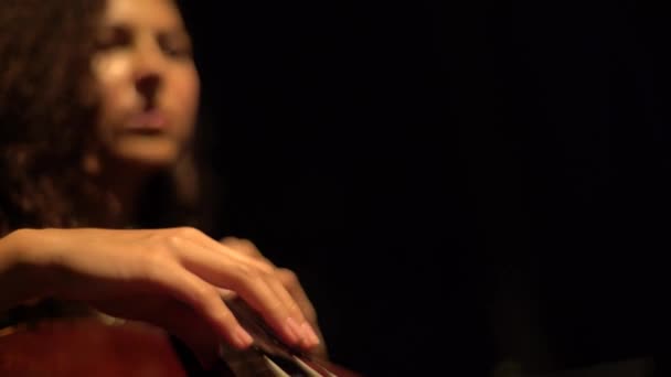 Mulher violoncelo tocando violoncelo close-up. Kiev. Ucrânia — Vídeo de Stock