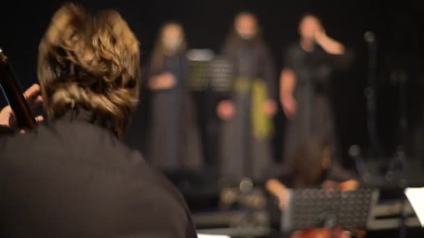 Man cellist speelt cello op het podium in het donker. Kiev. Oekraïne — Stockvideo