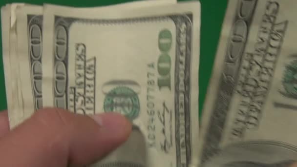 Dollars. Amerikaans geld close-up op een groene achtergrond hromakey. 100 dollar biljetten. Honderd dollarbiljetten. — Stockvideo