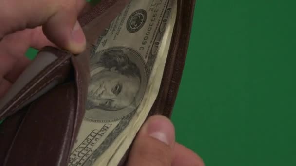 Dollars. Amerikaans geld close-up op een groene achtergrond hromakey. 100 dollar biljetten. Honderd dollarbiljetten. — Stockvideo