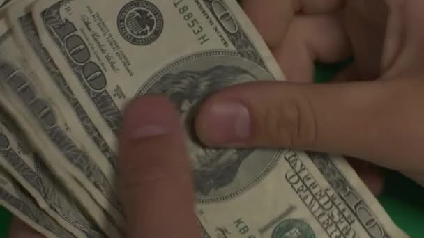 Dolarů. Americké peníze zblízka na zeleném pozadí hromakey. 100 dolarových bankovek. 4K. UHD. Stodolarové bankovky. — Stock video