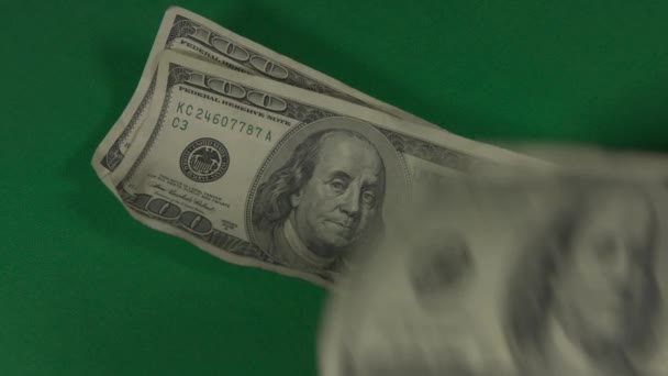 달러. 미국 돈은 녹색 배경에 클로즈업되어 있습니다. 100 달러 지폐입니다. 4K 입니다. UHD. 100 달러 지폐. — 비디오