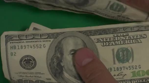 Dollars. Amerikaans geld close-up op een groene achtergrond hromakey. 100 dollar biljetten. 4K. UHD. Honderd dollarbiljetten. — Stockvideo