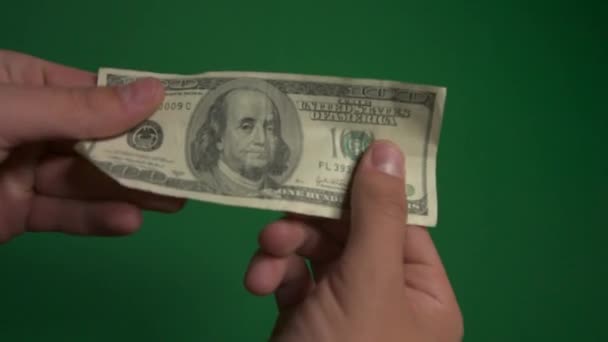 Dólares. Dinheiro americano close-up em um fundo verde hromakey. Notas de 100 dólares. 4K. UHD. Cem notas de dólar . — Vídeo de Stock
