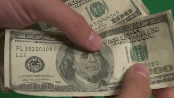 Dollars. Amerikaans geld close-up op een groene achtergrond hromakey. 100 dollar biljetten. Honderd dollarbiljetten. — Stockvideo