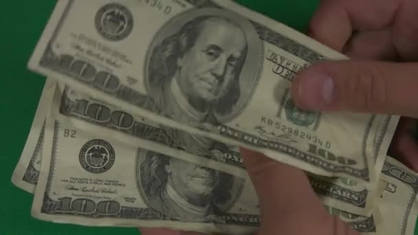 Δολάρια. Αμερικάνικα χρήματα κοντά σε ένα πράσινο φόντο hromakey. Χαρτονομίσματα των 100 δολαρίων. 4K. UHD. Χαρτονομίσματα των 100 δολαρίων. — Αρχείο Βίντεο