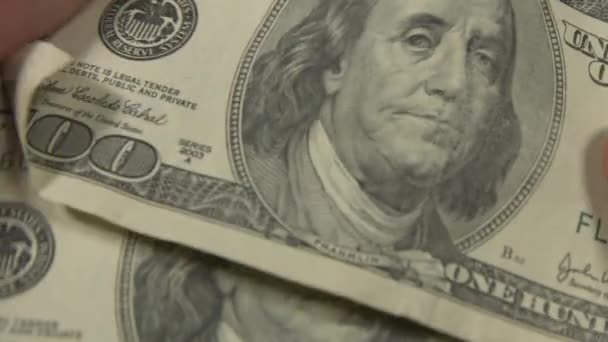 Des dollars. L'argent américain gros plan sur un fond vert hromakey. Des billets de 100 dollars. Cent dollars. .