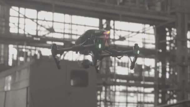 El dron quadrocopter durante el rodaje. Filmmaking. Disparos — Vídeo de stock