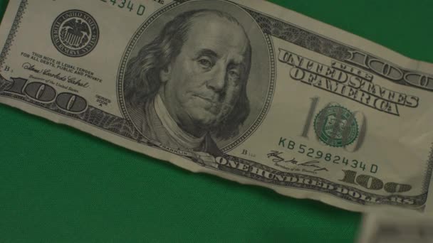 Dólares. Dinero americano de cerca sobre un fondo verde hromakey. Billetes de 100 dólares. 4K. UHD. Billetes de cien dólares . — Vídeo de stock