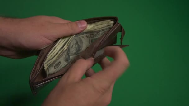 Dólares. Dinheiro americano close-up em um fundo verde hromakey. Notas de 100 dólares. 4K. UHD. Cem notas de dólar . — Vídeo de Stock
