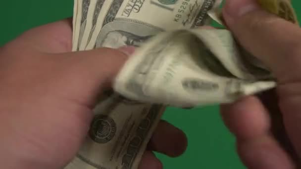 Dollars. Amerikanisches Geld in Großaufnahme auf grünem Hintergrund. 100-Dollar-Scheine. Hundert-Dollar-Scheine. — Stockvideo