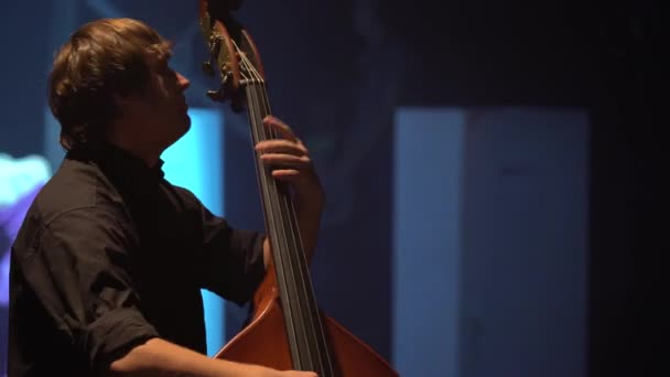 En manlig cellist som spelar cello på scen i mörkret. Kiev. Ukraina — Stockvideo