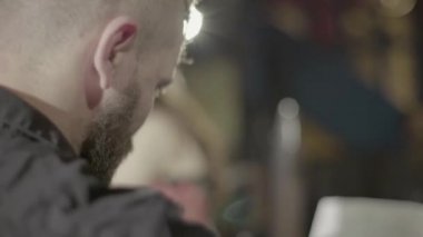 Adamın biri bir barda çello çalıyor. Kyiv. Ukrayna