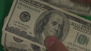 Dolar. Amerikan parası, yeşil arka plandaki hromakey 'e yakın plan. 100 dolarlık banknotlar. Yüz dolarlık banknotlar.