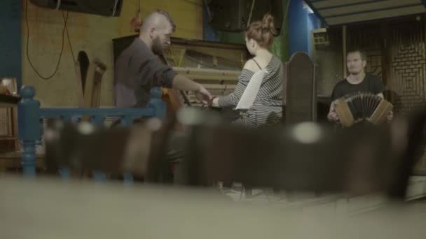 한 남자가바 카페에서 첼로를 연주 한다. 키프. 우크라 이나 — 비디오