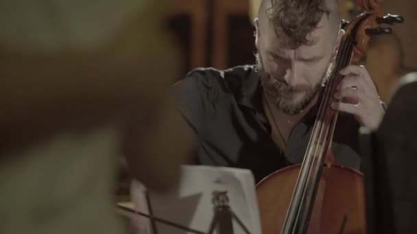 Un hombre toca el violonchelo en un bar cafetería. Kiev. Ucrania — Vídeos de Stock