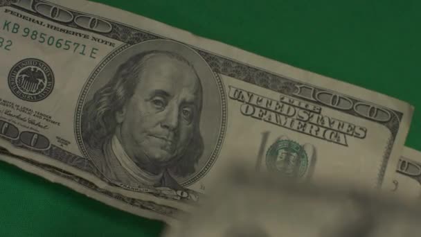 Dollars. Amerikaans geld close-up op een groene achtergrond hromakey. 100 dollar biljetten. 4K. UHD. Honderd dollarbiljetten. — Stockvideo