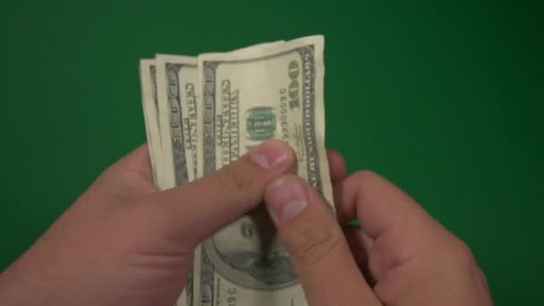 Dólares. Dinero americano de cerca sobre un fondo verde hromakey. Billetes de 100 dólares. 4K. UHD. Billetes de cien dólares . — Vídeos de Stock