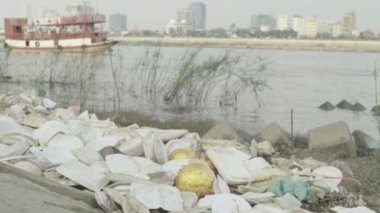 Mekong Nehri yakınındaki plastik çöpler. Phnom Penh. Asya