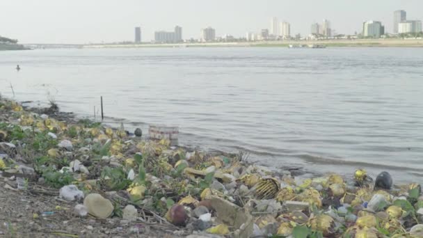 メコン川の近くのプラスチックごみ。プノンペン。アジア — ストック動画