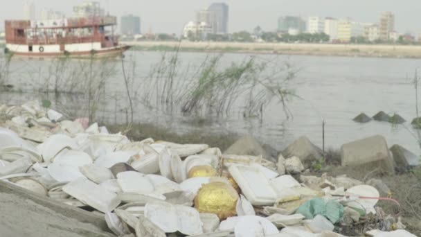 Lixo de plástico perto do rio Mekong. Phnom Penh. Ásia — Vídeo de Stock