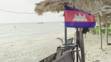 Denize yakın bir sahilde Kamboçya bayrağı. Sihanoukville.