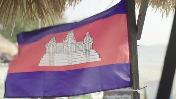 Kambodschanische Flagge an einem Strand in der Nähe des Meeres. Sihanoukville. — Stockvideo