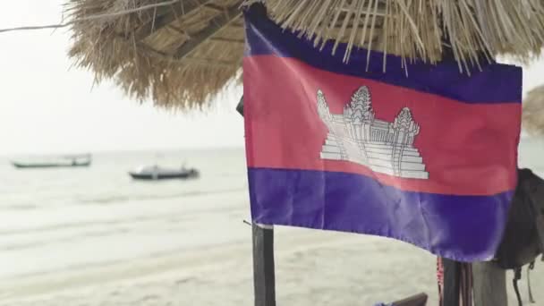 Kambodschanische Flagge an einem Strand in der Nähe des Meeres. Sihanoukville. — Stockvideo