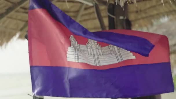 Bandera de Camboya en una playa cerca del mar. Sihanoukville. . — Vídeos de Stock