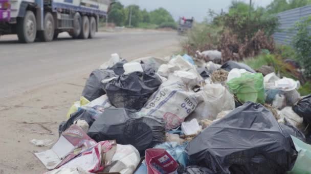 倾倒塑料废物。柬埔寨。亚洲 — 图库视频影像