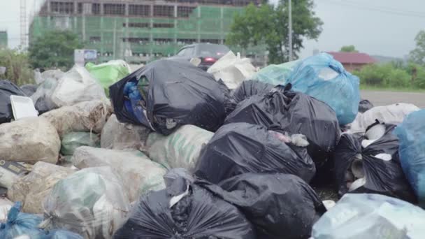 Dumpa plastavfall. Kambodja. Asien — Stockvideo