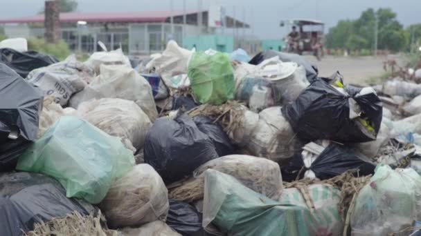 Tira residuos plásticos. Camboya. Países Bajos — Vídeos de Stock