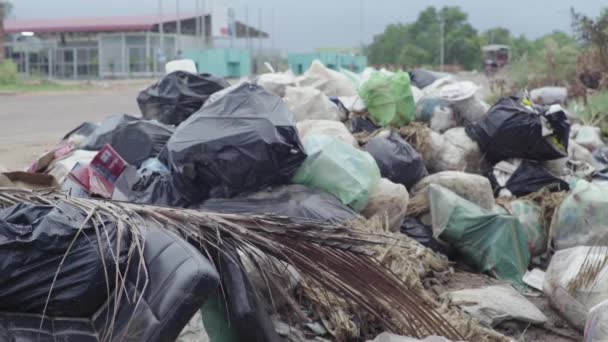 Сброс пластиковых отходов. Камбоджа. Азия — стоковое видео