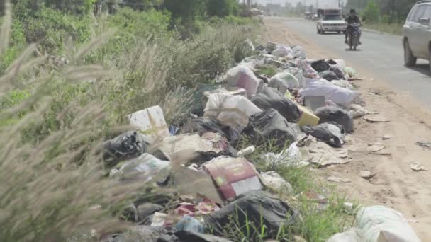 Wyrzuć odpady z tworzyw sztucznych. Kambodża. Azja — Wideo stockowe