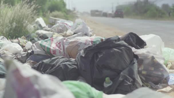 Vyhazovat plastový odpad. Kambodža. Asie — Stock video