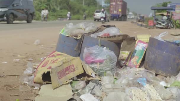 Tira residuos plásticos. Camboya. Países Bajos — Vídeo de stock