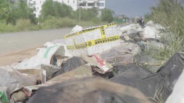 Scarichi rifiuti di plastica. Cambogia. Asia — Video Stock