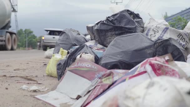 Сброс пластиковых отходов. Камбоджа. Азия — стоковое видео