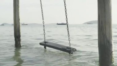 Denizde boş salıncak. Sihanoukville 'de. Kamboçya. Asya