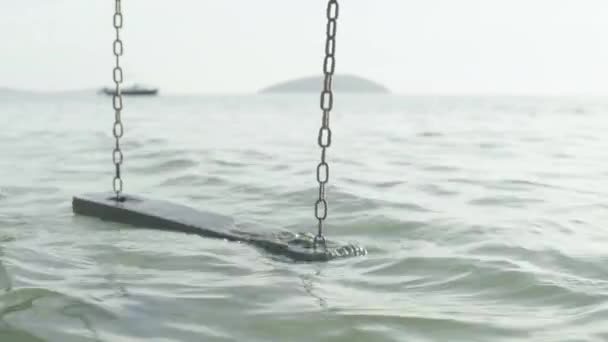 Порожній гойдалці в морі. Сіануквілл. Камбоджа. Азія — стокове відео