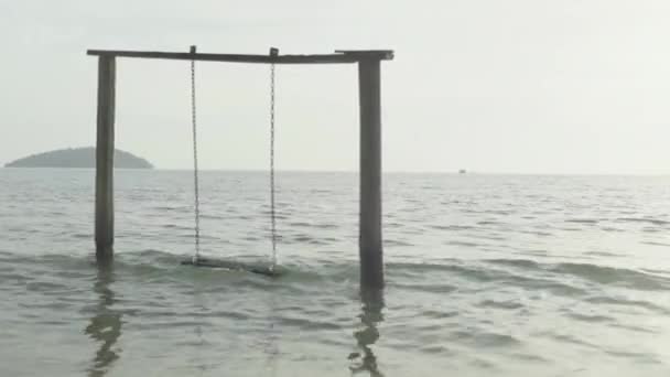 Порожній гойдалці в морі. Сіануквілл. Камбоджа. Азія — стокове відео
